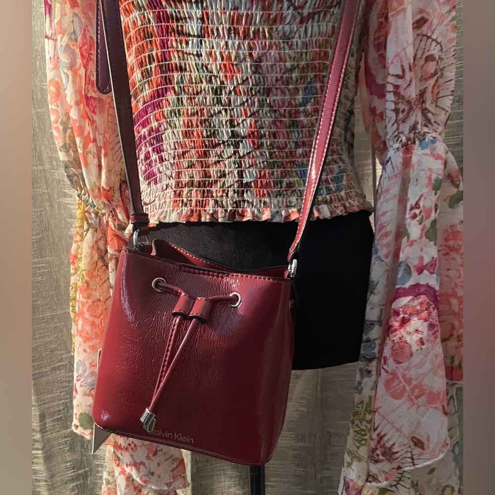 💕Calvin Klein Mini Draw String Bag ~ NWT Vegan leather. Color amazing. - Picture 5 of 14